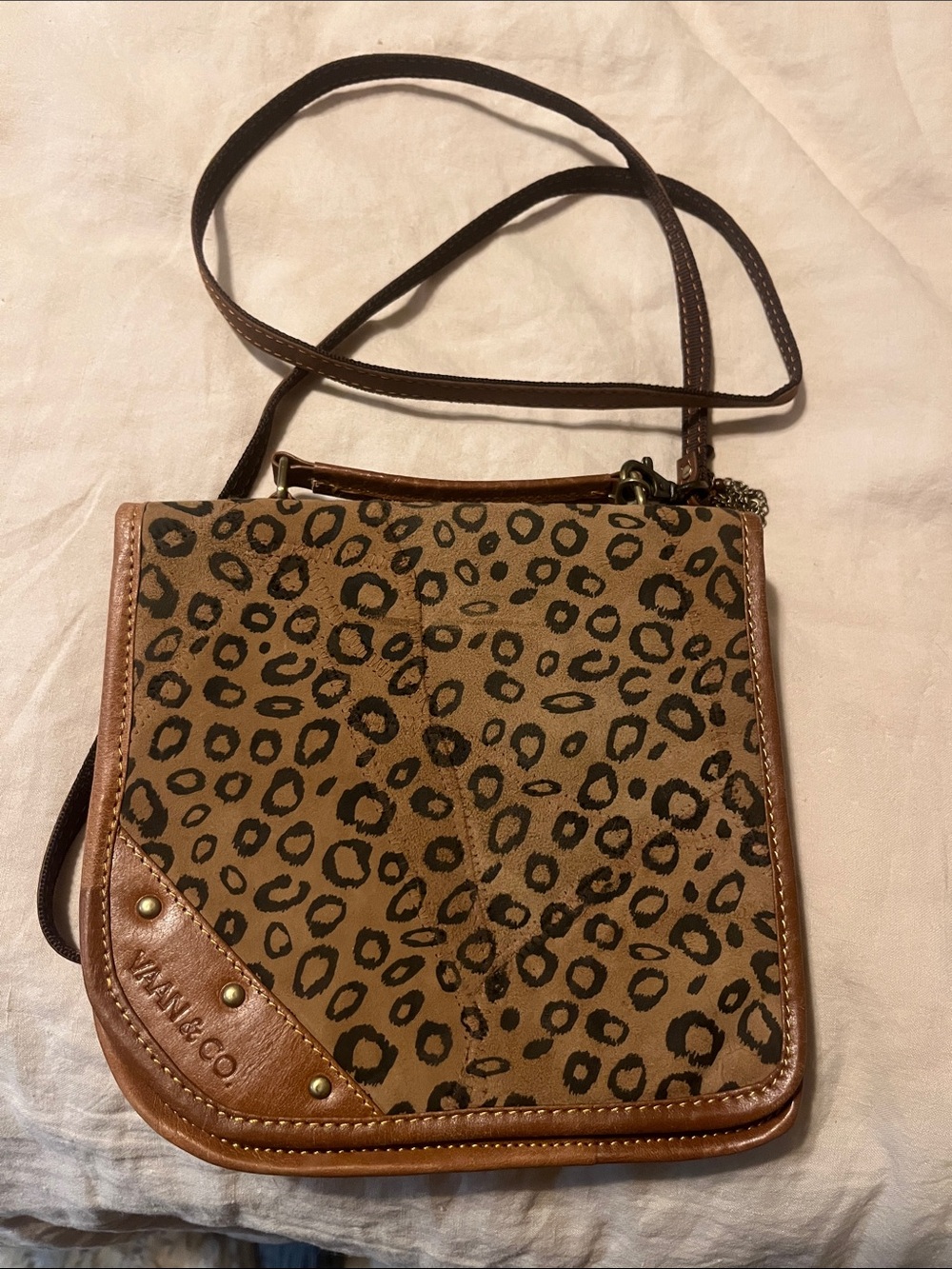 VAAN crossbody
